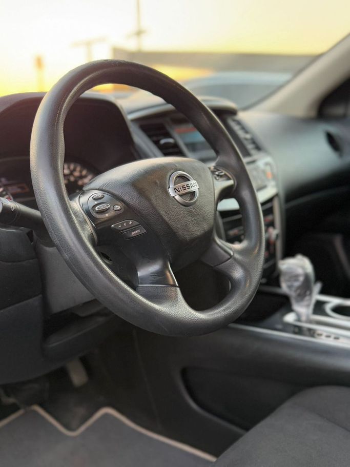 Used Nissan Pathfinder IV Facelift, 3.5 l, 2016 in Sharjah by Najmat Almajarah Motors, Grey color. American Specs | AUTO.AE