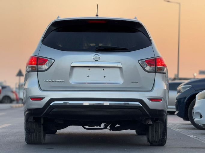 Used Nissan Pathfinder IV Facelift, 3.5 l, 2016 in Sharjah by Najmat Almajarah Motors, Grey color. American Specs | AUTO.AE