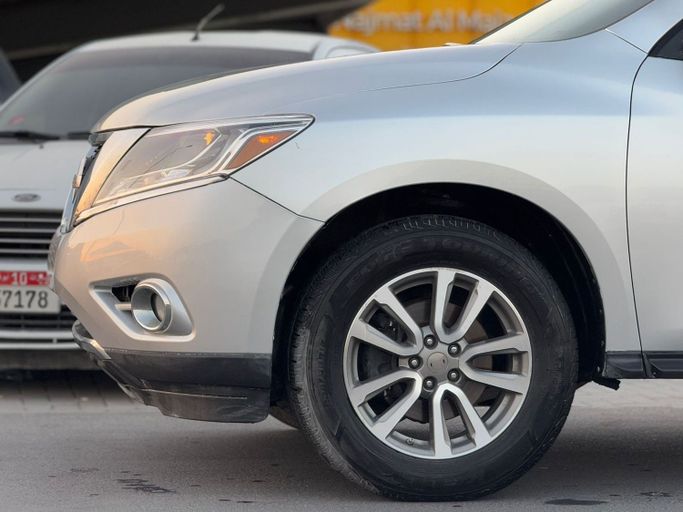 Used Nissan Pathfinder IV Facelift, 3.5 l, 2016 in Sharjah by Najmat Almajarah Motors, Grey color. American Specs | AUTO.AE