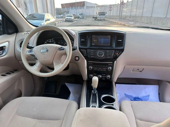 Used Nissan Pathfinder IV, 3.5 l, 2015 in Sharjah by Laqtah Used Cars, Brown color. American Specs | AUTO.AE