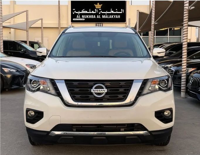 Подержанный Nissan Pathfinder IV Рестайлинг, 3.5 л, 2018 в Шардже от Al Nukhba Al Malakyah Used Cars Белый цвет. Американская | AUTO.AE