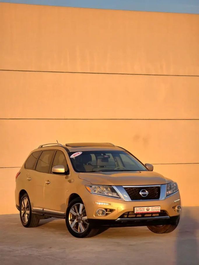 مستعملة Nissan Pathfinder ثالثاً شد الوجه, 4.0 l, 2014 في في الشارقة من Ali Gad Ali Used Cars، اللون ذهبي. مواصفات الخليج | AUTO.AE