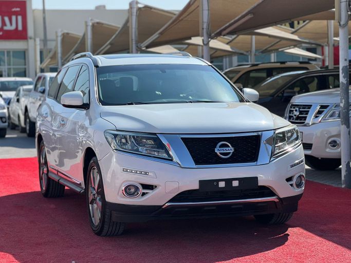 Подержанный Nissan Pathfinder IV, 3.5 л, 2015 в Шардже от Al Aram Cars Белый цвет. GCC | AUTO.AE