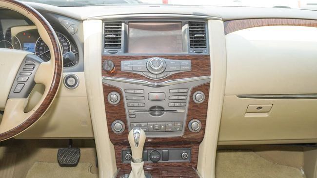 Подержанный Nissan Patrol VI (Y62), 5.6 л, 2014 в Шардже от Alnujoom Al Malakiah Used Cars Белый цвет. GCC | AUTO.AE