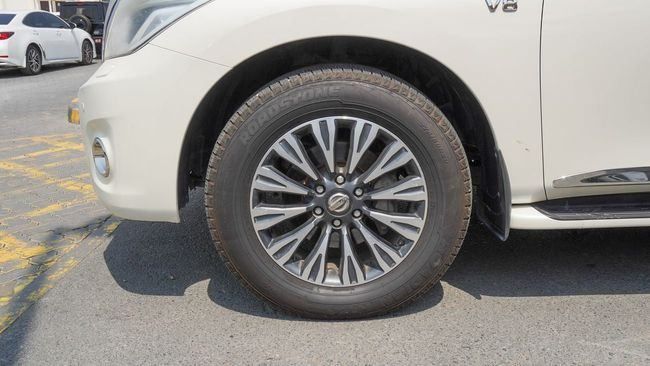 Подержанный Nissan Patrol VI (Y62), 5.6 л, 2014 в Шардже от Alnujoom Al Malakiah Used Cars Белый цвет. GCC | AUTO.AE