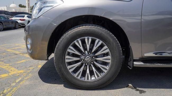 Подержанный Nissan Patrol VI (Y62), 5.6 л, 2012 в Шардже от Alnujoom Al Malakiah Used Cars Серый цвет. GCC | AUTO.AE