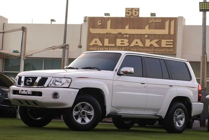 Подержанный Nissan Patrol V (Y61) Рестайлинг, 4.8 л, 2024 в Шардже от Al Bake Used Cars Белый цвет.  | AUTO.AE