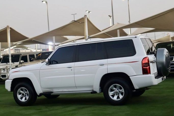 Подержанный Nissan Patrol V (Y61) Рестайлинг, 4.8 л, 2024 в Шардже от Al Bake Used Cars Белый цвет.  | AUTO.AE