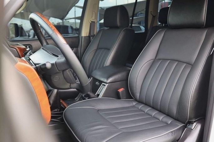 Подержанный Nissan Patrol V (Y61) Рестайлинг, 4.8 л, 2024 в Шардже от Al Bake Used Cars Белый цвет.  | AUTO.AE