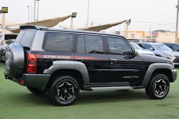 Подержанный Nissan Patrol V (Y61) Рестайлинг, 4.8 л, 2021 в Шардже от Al Bake Used Cars Серый цвет.  | AUTO.AE