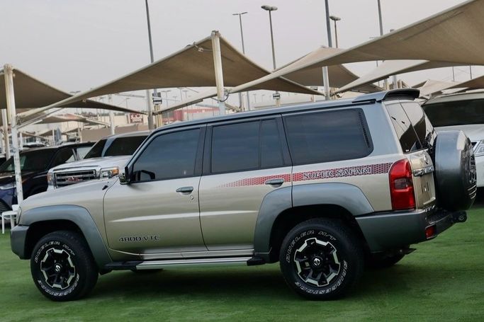 Подержанный Nissan Patrol V (Y61) Рестайлинг, 4.8 л, 2021 в Шардже от Al Bake Used Cars Золотистый цвет. GCC | AUTO.AE