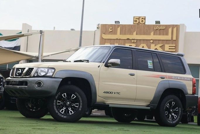 Подержанный Nissan Patrol V (Y61) Рестайлинг, 4.8 л, 2023 в Шардже от Al Bake Used Cars Бежевый цвет. GCC | AUTO.AE