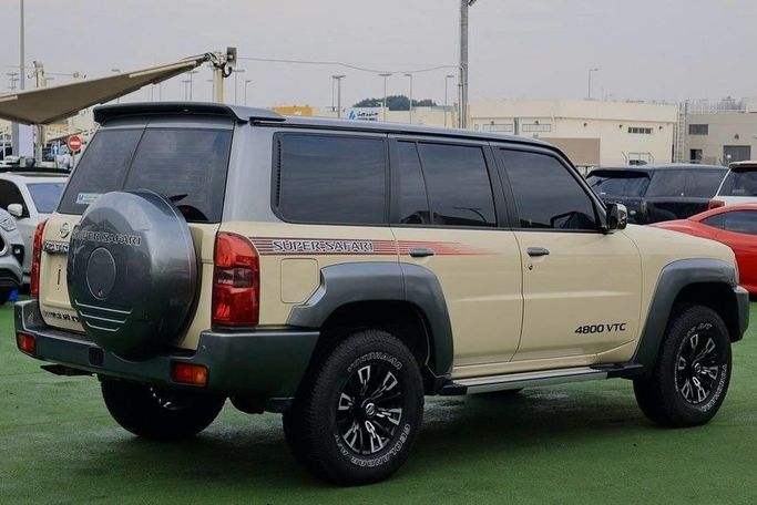 Подержанный Nissan Patrol V (Y61) Рестайлинг, 4.8 л, 2023 в Шардже от Al Bake Used Cars Бежевый цвет. GCC | AUTO.AE