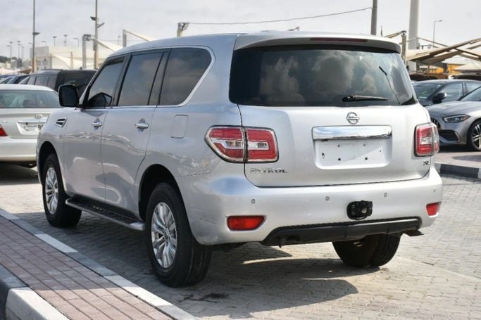 Подержанный Nissan Patrol VI (Y62) Рестайлинг, 5.6 л, 2014 в Шардже от Alfaris Used Cars Серебристый цвет. GCC | AUTO.AE