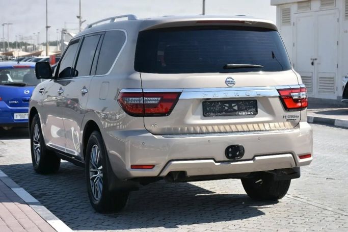 Подержанный Nissan Patrol VI (Y62) Рестайлинг 2, 5.6 л, 2021 в Шардже от Alfaris Used Cars Бежевый цвет. Other | AUTO.AE