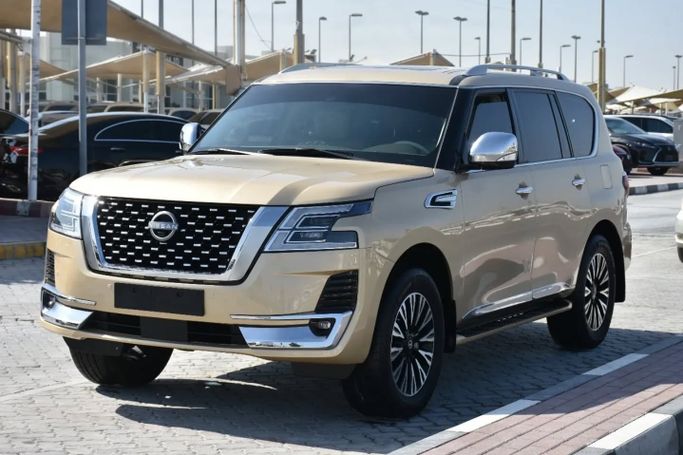 Подержанный Nissan Patrol VI (Y62), 5.6 л, 2013 в Шардже от Alfaris Used Cars Бежевый цвет. GCC | AUTO.AE