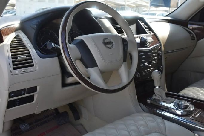 Подержанный Nissan Patrol VI (Y62), 5.6 л, 2013 в Шардже от Alfaris Used Cars Бежевый цвет. GCC | AUTO.AE