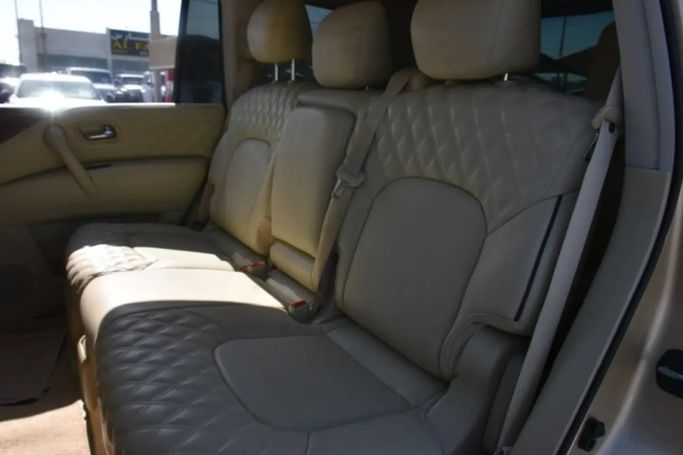 Подержанный Nissan Patrol VI (Y62), 5.6 л, 2013 в Шардже от Alfaris Used Cars Бежевый цвет. GCC | AUTO.AE