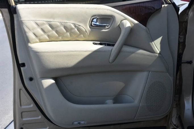 Подержанный Nissan Patrol VI (Y62), 5.6 л, 2013 в Шардже от Alfaris Used Cars Бежевый цвет. GCC | AUTO.AE