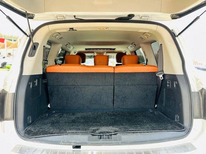 Подержанный Nissan Patrol VI (Y62) Рестайлинг 2, 5.6 л, 2024 в Шардже от Kandy Cars Белый цвет. GCC | AUTO.AE