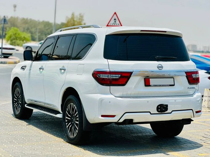 Подержанный Nissan Patrol VI (Y62) Рестайлинг 2, 5.6 л, 2024 в Шардже от Kandy Cars Белый цвет. GCC | AUTO.AE