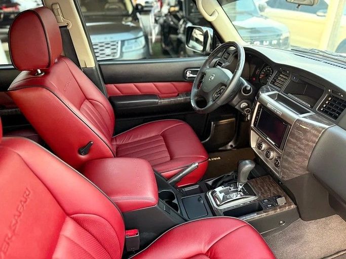 Подержанный Nissan Patrol V (Y61) Рестайлинг, 4.8 л, 2023 в Шардже от Hayan Alkhudari Used Cars Черный цвет. GCC | AUTO.AE