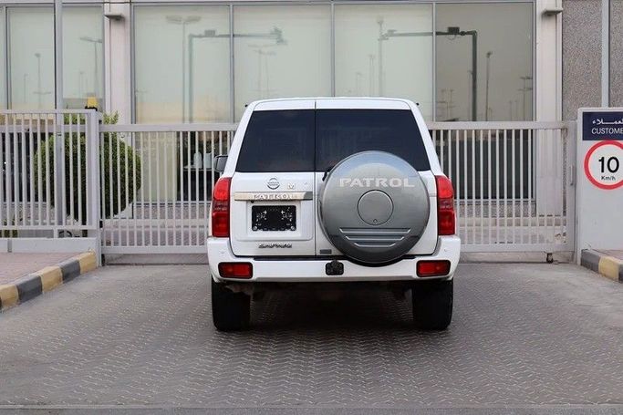 Подержанный Nissan Patrol V (Y61) Рестайлинг, 4.8 л, 2021 в Шардже от Al Rukin Al Saudi Белый цвет. GCC | AUTO.AE