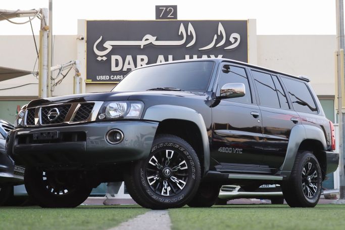 Подержанный Nissan Patrol V (Y61) Рестайлинг, 4.8 л, 2023 в Шардже от Dar Al Hay Used Cars Черный цвет. Other | AUTO.AE