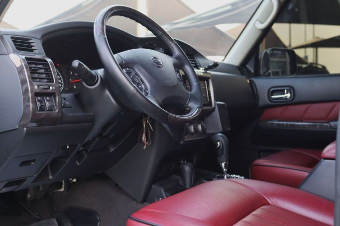 Подержанный Nissan Patrol V (Y61) Рестайлинг, 4.8 л, 2023 в Шардже от Dar Al Hay Used Cars Черный цвет. Other | AUTO.AE