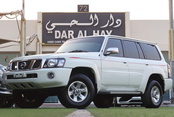 Подержанный Nissan Patrol V (Y61) Рестайлинг, 4.8 л, 2022 в Шардже от Dar Al Hay Used Cars Белый цвет. Other | AUTO.AE