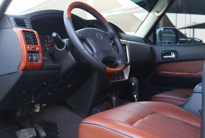 Подержанный Nissan Patrol V (Y61) Рестайлинг, 4.8 л, 2022 в Шардже от Dar Al Hay Used Cars Белый цвет. Other | AUTO.AE