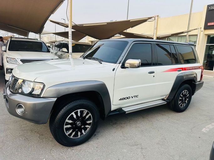 Подержанный Nissan Patrol V (Y61) Рестайлинг, 4.8 л, 2020 в Шардже от Titanium Used Cars Белый цвет. GCC | AUTO.AE