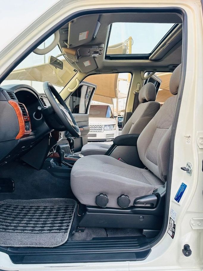Used Nissan Patrol V (Y61) Facelift, 4.8 l, 2019 in Sharjah by Titanium Used Cars, White color. GCC Specs | AUTO.AE