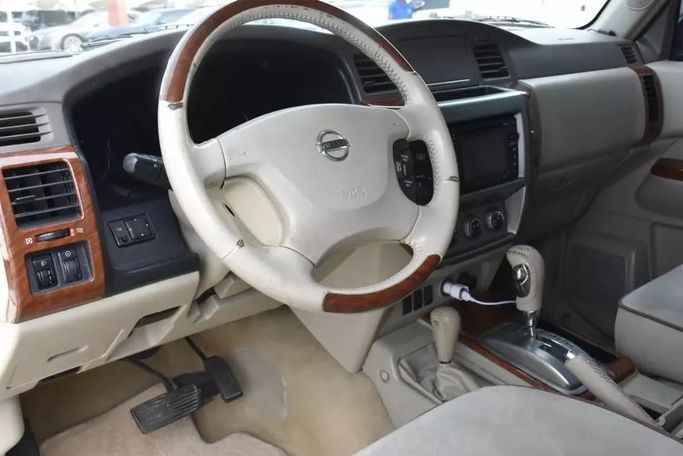 Used Nissan Patrol V (Y61) Facelift, 4.8 l, 2009 in Sharjah by Alfaris Used Cars, White color. Other | AUTO.AE