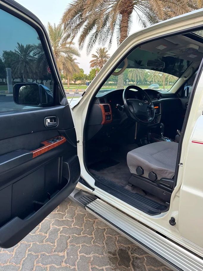 Подержанный Nissan Patrol V (Y61) Рестайлинг, 4.8 л, 2018 в Шардже от Taj Al Impratoor Used Cars Белый цвет. GCC | AUTO.AE