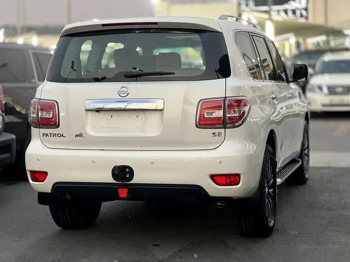 Подержанный Nissan Patrol VI (Y62) Рестайлинг, 4.0 л, 2016 в Шардже от Taj Al Impratoor Used Cars Белый цвет. GCC | AUTO.AE