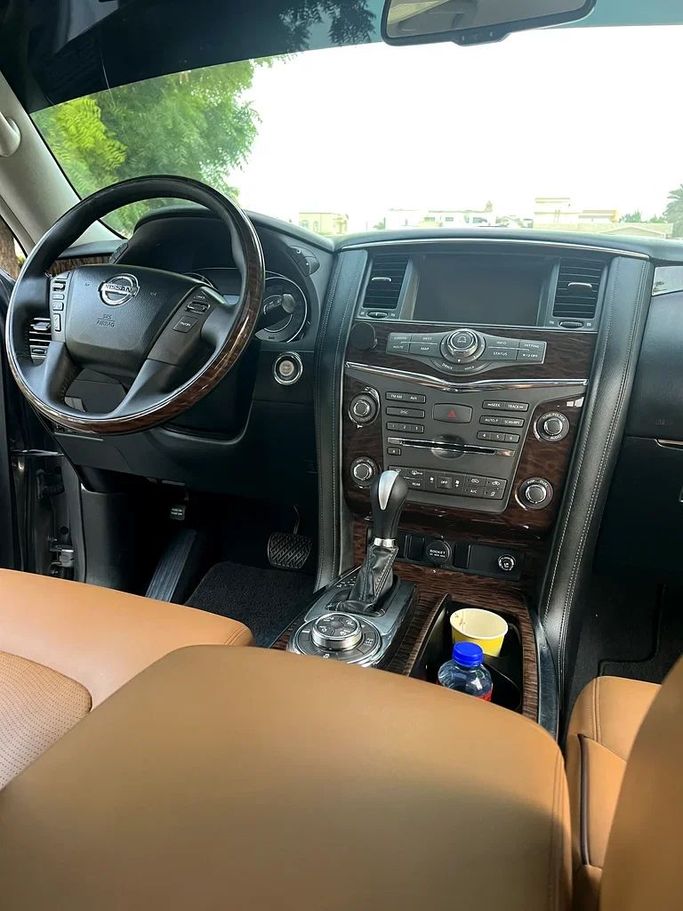 Подержанный Nissan Patrol VI (Y62) Рестайлинг, 5.6 л, 2015 в Шардже от Taj Al Impratoor Used Cars Серый цвет. GCC | AUTO.AE