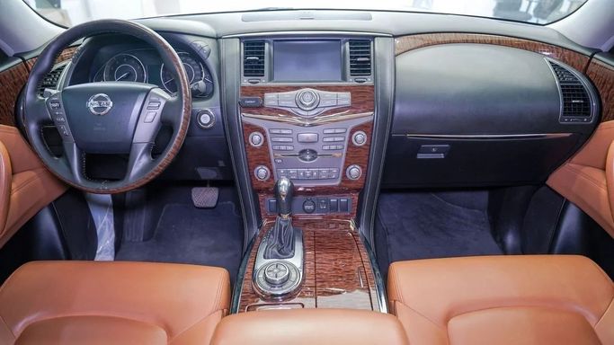 Подержанный Nissan Patrol VI (Y62) Рестайлинг, 4.0 л, 2018 в Шардже от Alsalama Motors Белый цвет. GCC | AUTO.AE