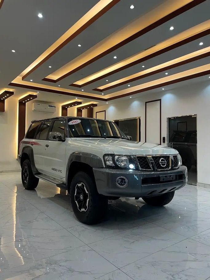 Подержанный Nissan Patrol V (Y61) Рестайлинг, 4.8 л, 2021 в Шардже от Alzawraq Alazrak Белый цвет. GCC | AUTO.AE