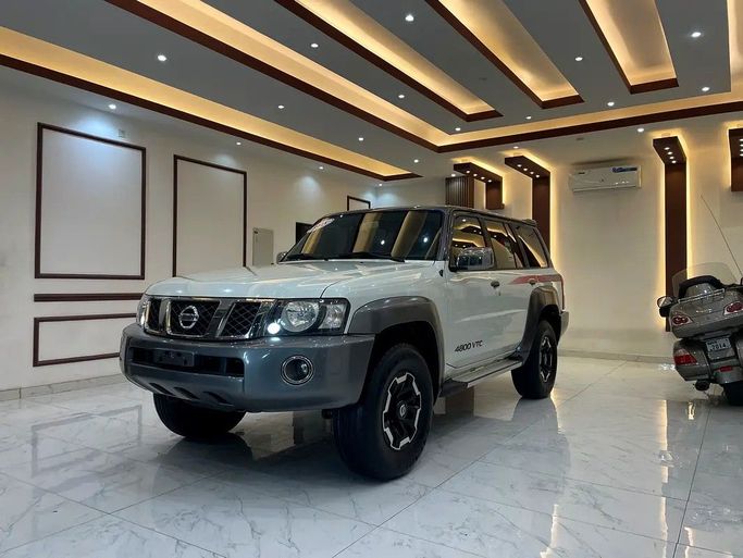 Подержанный Nissan Patrol V (Y61) Рестайлинг, 4.8 л, 2021 в Шардже от Alzawraq Alazrak Белый цвет. GCC | AUTO.AE