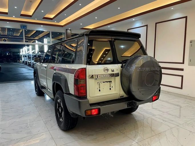 Подержанный Nissan Patrol V (Y61) Рестайлинг, 4.8 л, 2021 в Шардже от Alzawraq Alazrak Белый цвет. GCC | AUTO.AE