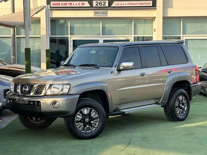 Подержанный Nissan Patrol V (Y61) Рестайлинг, 4.8 л, 2018 в Шардже от Noor Al Seyoh Used Cars Золотистый цвет. GCC | AUTO.AE