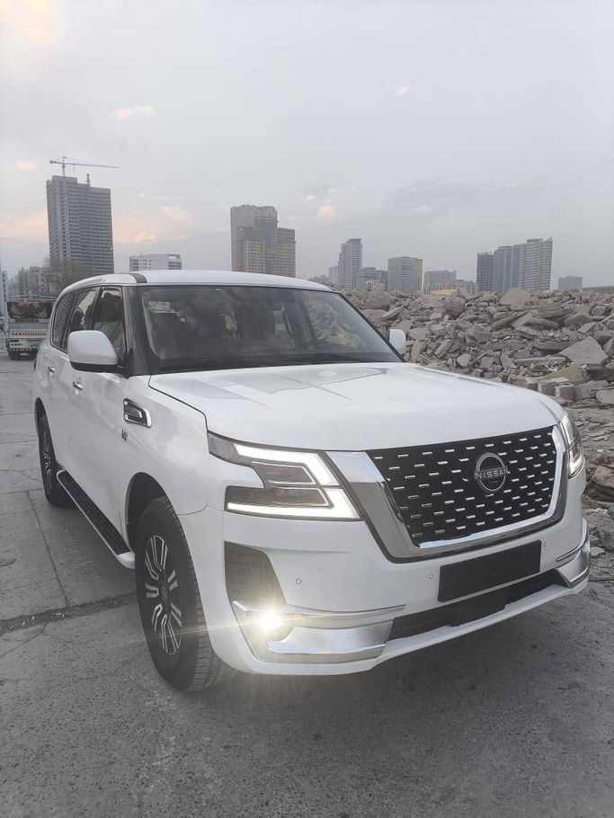 Подержанный Nissan Patrol VI (Y62) Рестайлинг 2, 5.6 л, 2023 в Шардже Белый цвет. GCC | AUTO.AE