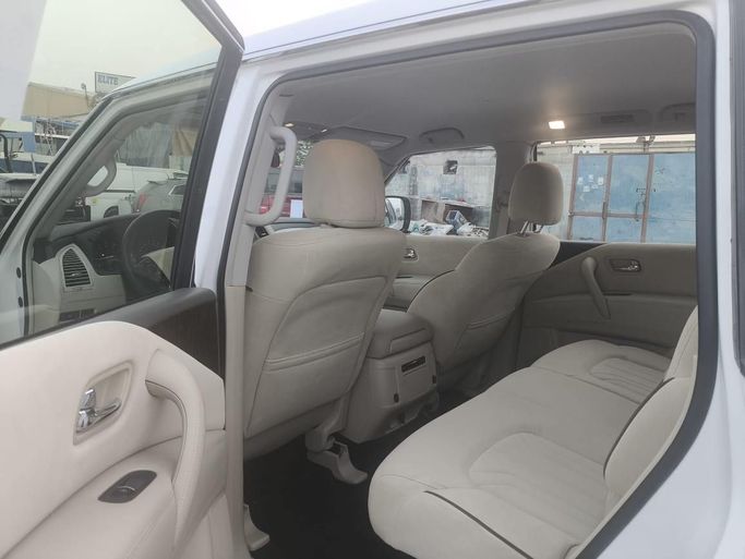 Подержанный Nissan Patrol VI (Y62) Рестайлинг 2, 5.6 л, 2023 в Шардже Белый цвет. GCC | AUTO.AE