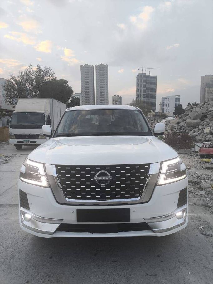 Подержанный Nissan Patrol VI (Y62) Рестайлинг 2, 5.6 л, 2023 в Шардже Белый цвет. GCC | AUTO.AE
