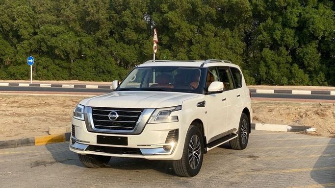 Подержанный Nissan Patrol VI (Y62) Рестайлинг 2, 4.0 л, 2020 в Шардже от Halla Cars Белый цвет. GCC | AUTO.AE