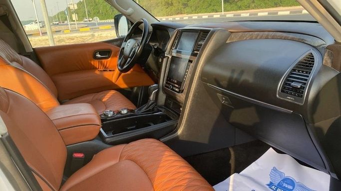 Подержанный Nissan Patrol VI (Y62) Рестайлинг 2, 4.0 л, 2020 в Шардже от Halla Cars Белый цвет. GCC | AUTO.AE