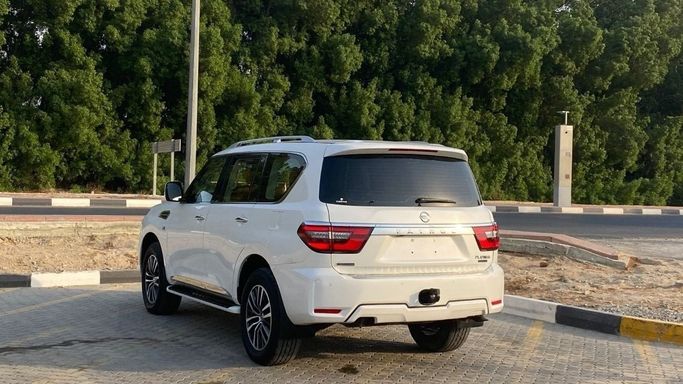 Подержанный Nissan Patrol VI (Y62) Рестайлинг 2, 4.0 л, 2020 в Шардже от Halla Cars Белый цвет. GCC | AUTO.AE