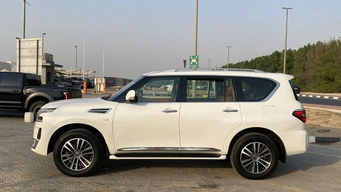 Подержанный Nissan Patrol VI (Y62) Рестайлинг 2, 4.0 л, 2020 в Шардже от Halla Cars Белый цвет. GCC | AUTO.AE