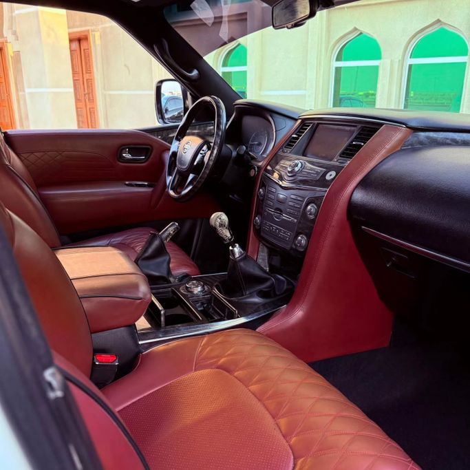 Подержанный Nissan Patrol VI (Y62), 5.6 л, 2012 в Шардже от Sarmad Cars Белый цвет. Other | AUTO.AE